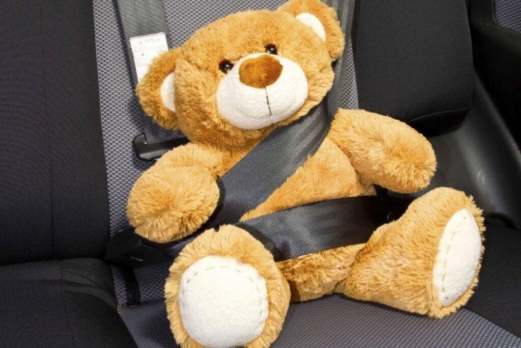 Crianças não podem ser deixadas sozinhas no carro