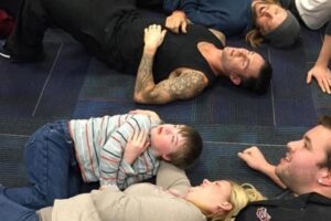 Adam Levine e a banda Maroon 5 se encontram com fã que tem síndrome de Down