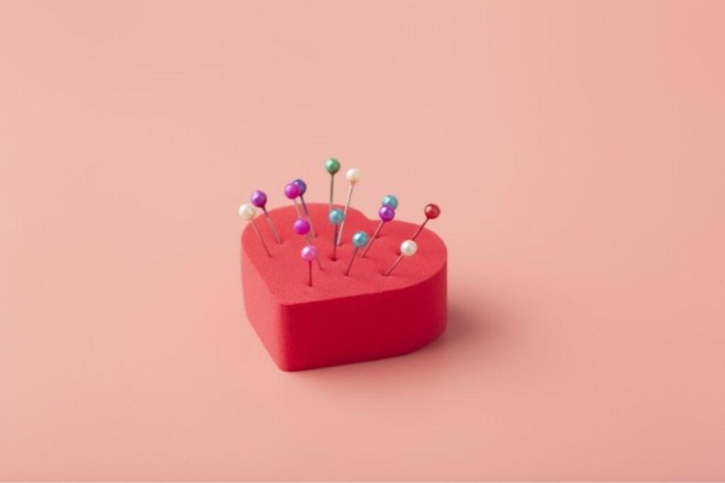 Menino raspa cabelo para animar amigo internado com cãncer