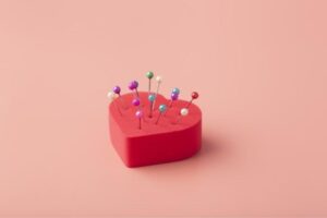 Menino raspa cabelo para animar amigo internado com cãncer