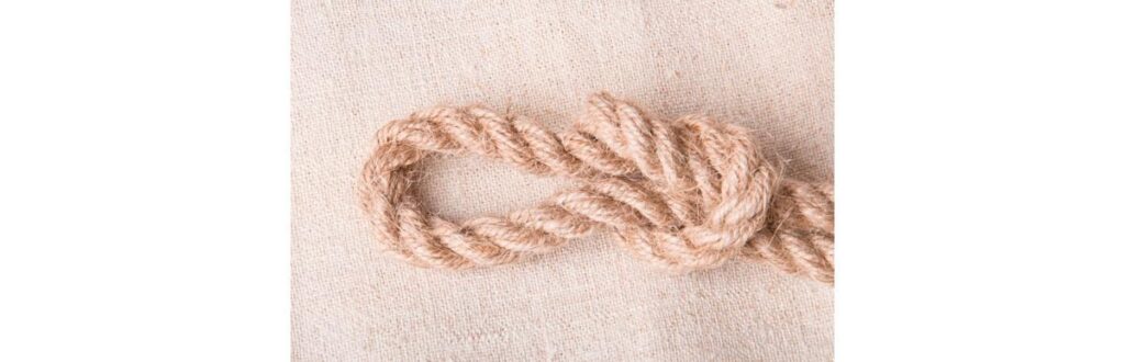 ela notou um fio de cabelo enrolado em um dedo do pé dele