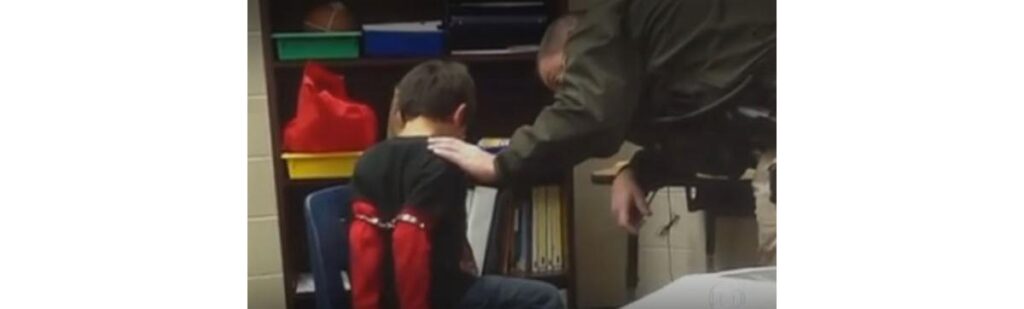 Policial algema o menino nos EUA