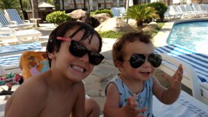 Momento corujando os filhos na piscina. tem meninos mais estilosos?