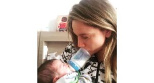 Fernanda Gentil dando mamadeira