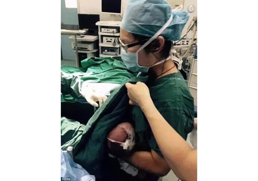 Enfermeira amamenta na China 1