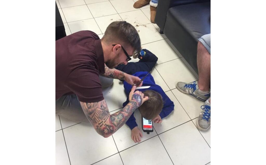 Barbeiro e menino autista 1