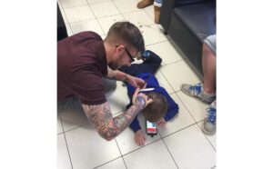 Barbeiro e menino autista 1