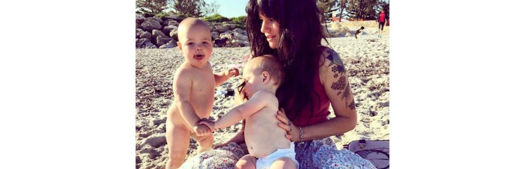 Constance Hall faz postagens sinceras no Facebook para ajudar mães