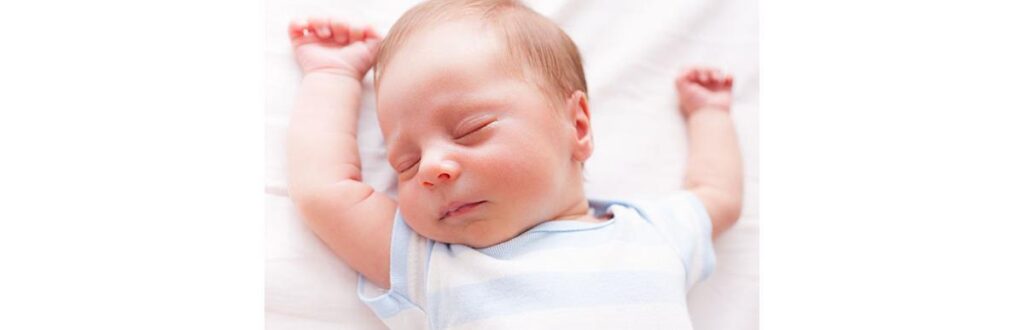 Os bebês começam dormindo muito porque o cérebro é menor e, conforme ele vai crescendo, o número de horas de sono vai diminuindo