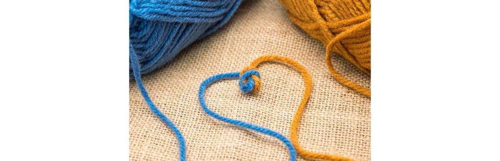 No parto de Lótus, o recém nascido continua ligado à placenta pelo cordão umbilical até que se soltem naturalmente