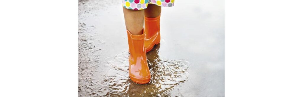 Pisar em poças na volta para a casa vai fazer a alegria do seu filho