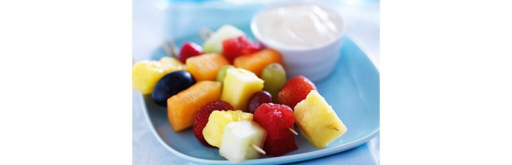 Crianças precisam explorar os alimentos antes de experimentá-los