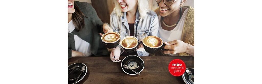 Encontrar com as amigas para bater papo é importante para o bem estar das mães