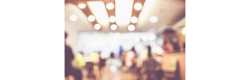 Quando alguém está a 60 cm do rosto do bebê, ele enxerga tudo turvo