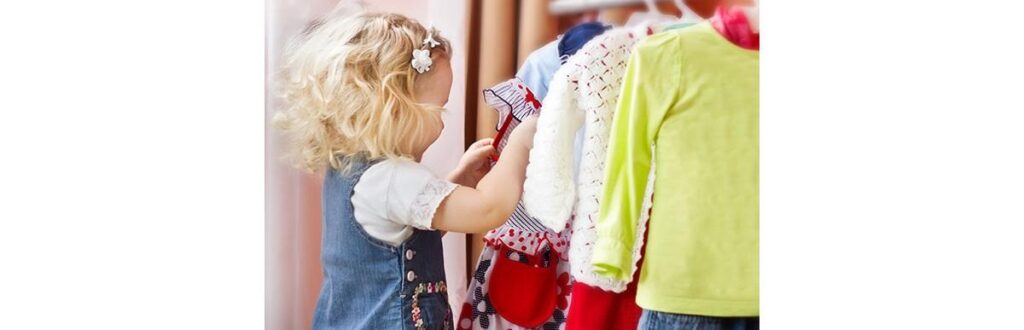 Escolher as próprias roupas faz parte do desenvolvimento