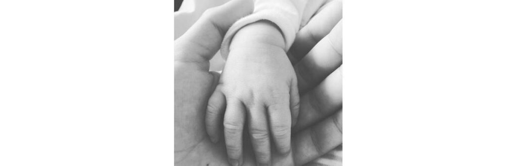 Sophie Charlotte publica foto da mãozinha de filho para agradecer apoio dos fãs