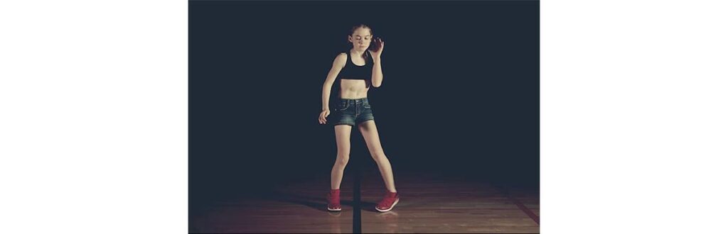 Adilyn Malcolm, de 12 anos, aprendeu a dançar “dubstep” assistindo a vídeos na internet