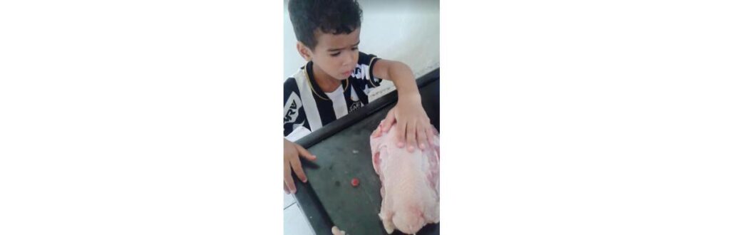 Victor fez carinho no frango e não queria deixar a mãe prepará-lo