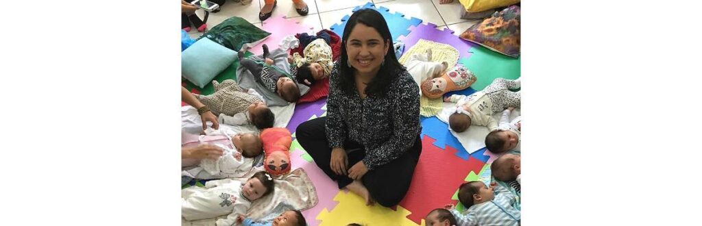 A pediatra com os bebês das integrantes do grupo “Índias do Asfalto”