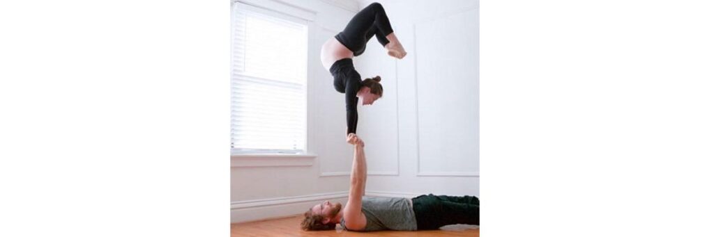 Lizzy Tomber faz as poses com seu marido