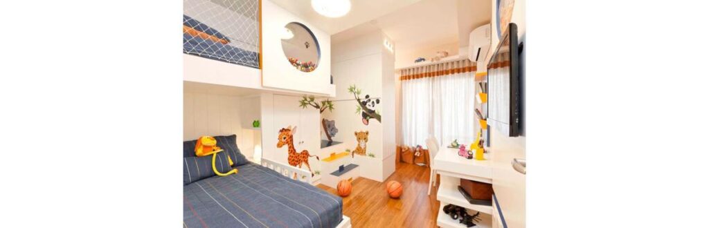 Os adesivos de bichinhos na parede valorizam o restante da decoração neutra no quarto projetado por Cilene Monteiro Lupi