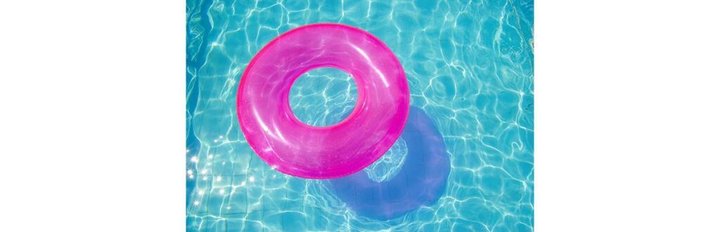 Pernas e pés inchados são comuns na gravidez pelo aumento da retenção de líquidos