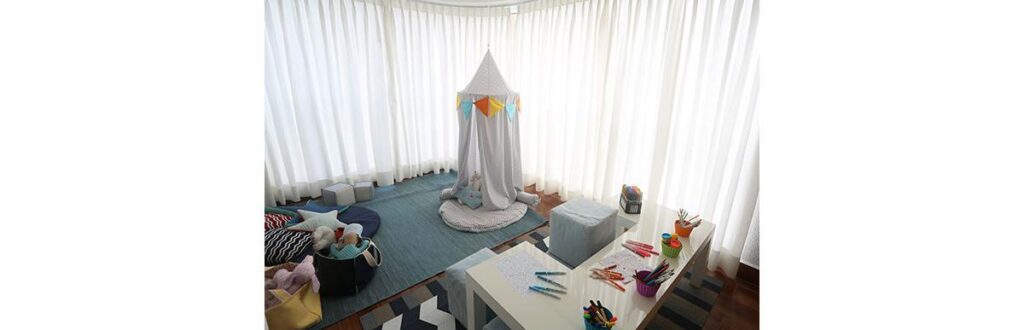 Decoração em tons de azul ajuda a trazer tranquilidade ao ambiente. Projeto de Milena Cintra para Mostra KidzLab