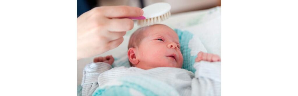 A penugem da cabeça do bebê pode começar a cair nos primeiros dias de vida