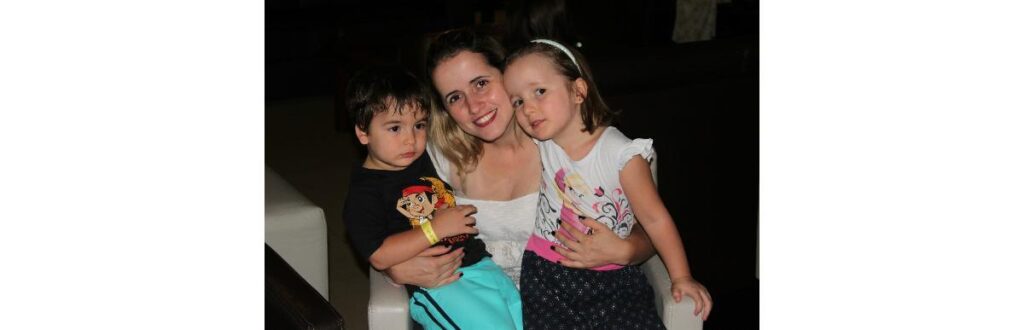 Karina com os filhos Guilherme e Laura