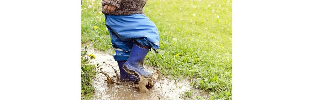 É importante que as crianças brinquem à vontade e depois da farra, usem álcool gel