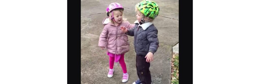 Após cair da bike, menino recebe ajuda carinhosa