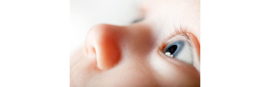 Os bebês nascem, geralmente, com olhos claros