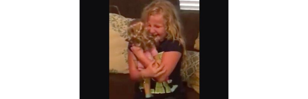 A boneca com prótese na perna foi feita após um pedido dos pais da menina à fábrica de brinquedos (Imagem: Reprodução/ Facebook Courtney Fletcher Bennett)