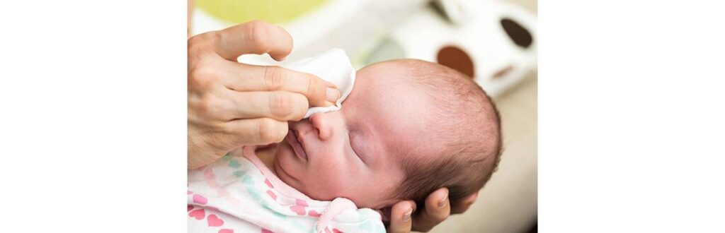 Não precisa ficar tenso: a limpeza nos olhos do bebê é bem simples