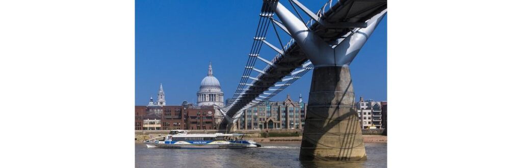 O barco Tate to Tate leva os visitantes da Tate Britain para a Tate Modern