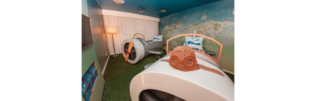 O destaque do apartamento é a cama em formato de avião