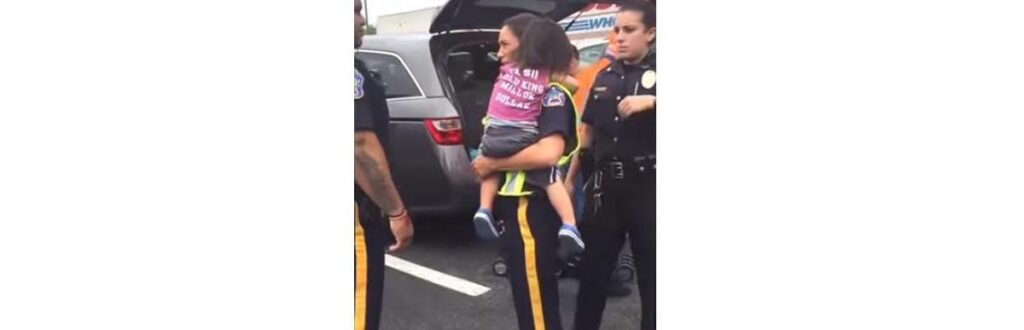 meninaesquecidaemcarro