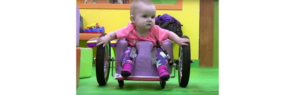 Evelyn anda em sua cadeira de rodas adaptada