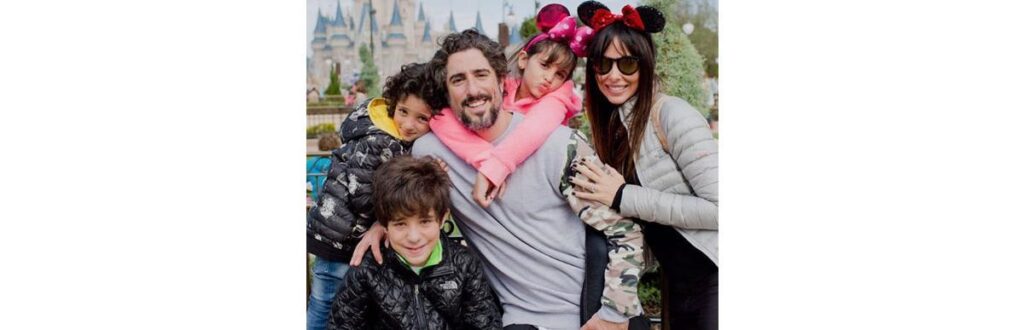 Mion com a mulher Suzana Gullo e os três filhos