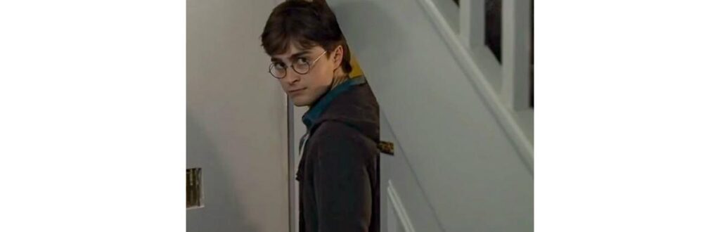 Harry Potter saindo do seu quarto, que ficava embaixo da escada