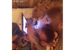 Macaco aparece “ensinando” filhote a mexer em tablet