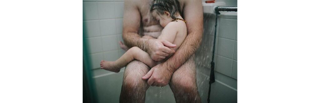 foto-pai-filho-chuveiro