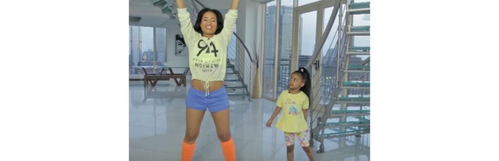 mae-e-filha-dancando