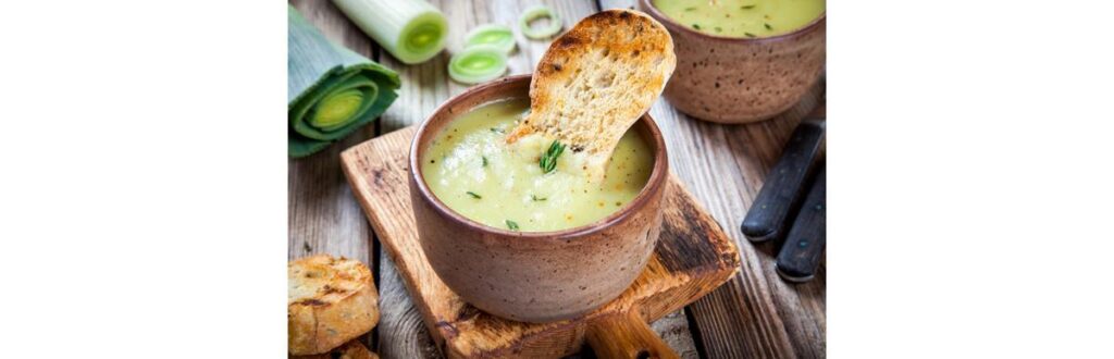 Sopa de alho-poró, bacon e batata