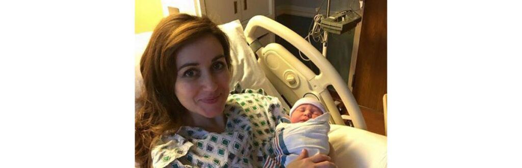 A médica Amanda Hess logo após o parto da segunda filha Ellen