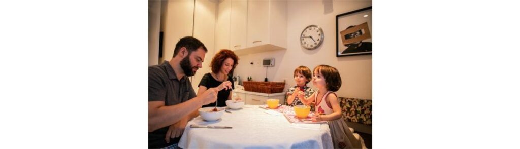 Na casa dos jornalistas Teté Ribeiro e Sérgio D’Ávila, as refeições acontecem com as filhas gêmeas Rita e Cecília, na cozinha, que é o coração da casa