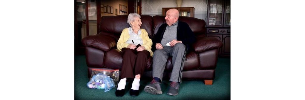 Ada Keating e o filho Tom no asilo