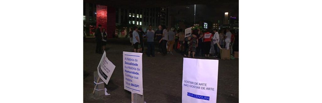 Manifestantes protestaram contra restrição da entrada de menores em exposição no Masp