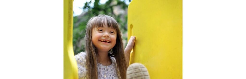 portrait-of-a-smiling-girl-playing-picture-id156840685