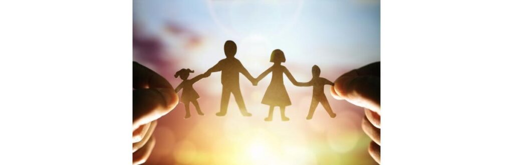 paper-chain-family-picture-id817348278